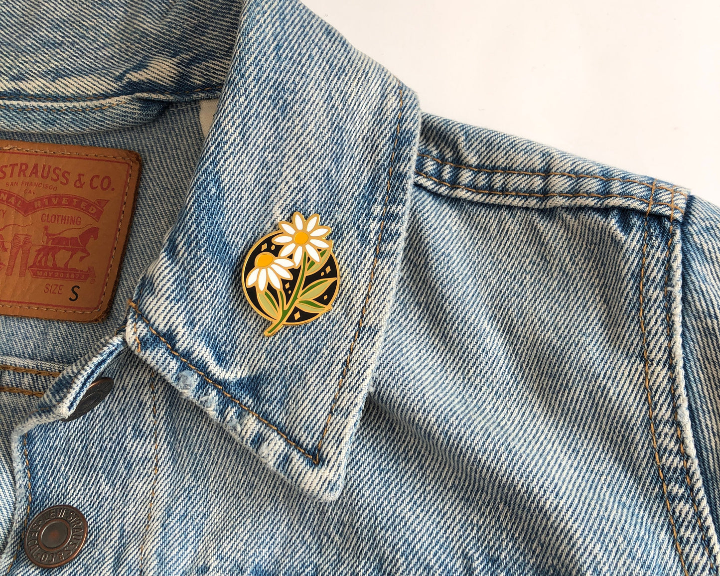 Celestial daisy enamel pin, Enamel pin, lapel pin, flower pin, plant clothing accessory, wildflower pin, chamomile pin