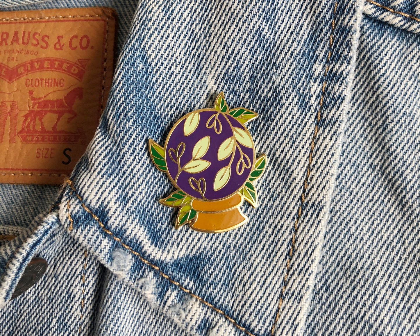 Crystal Ball enamel pin, Enamel pin, lapel pin, witchy pin, plant clothing accessory, spooky pin, witchcraft pin, green witch