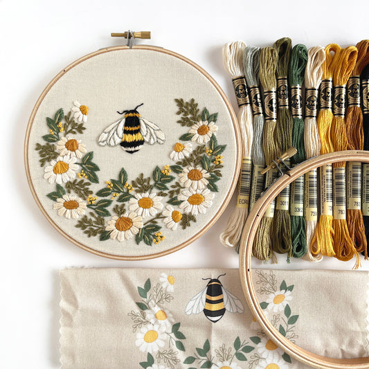 Bee & Daisies Embroidery Kit - 6"
